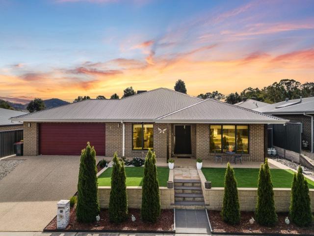 A Grand Family Entertainer in Murray Park Estate!