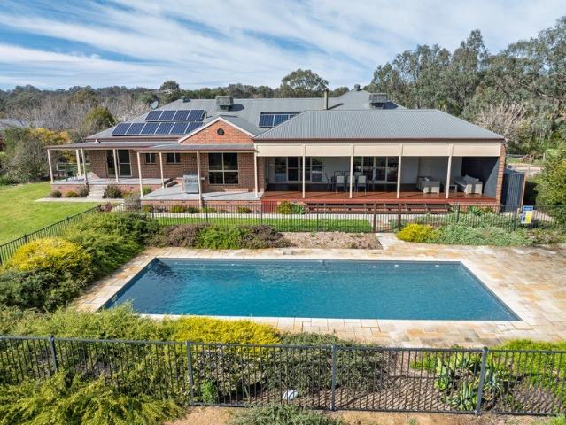 A Grand Family Home On 2.05HA