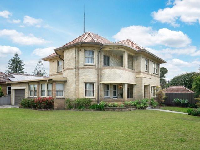 A Grand Hamilton East Residence of Space and Distinction
