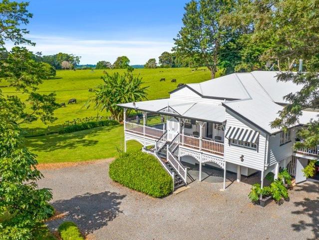 A Grand Hinterland Queenslander 5 Bedroom plus office/teenage retreat