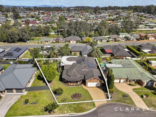 A GRAND HOME ON AN EXPANSIVE BLOCK!