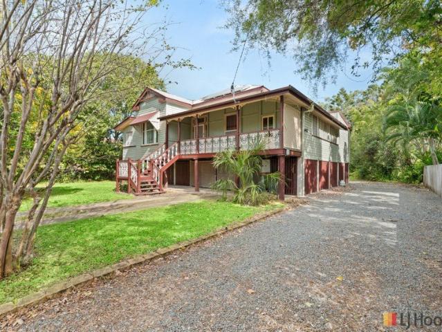 A Grand Queenslander of Timeless Elegance in Prestigious Doon Villa