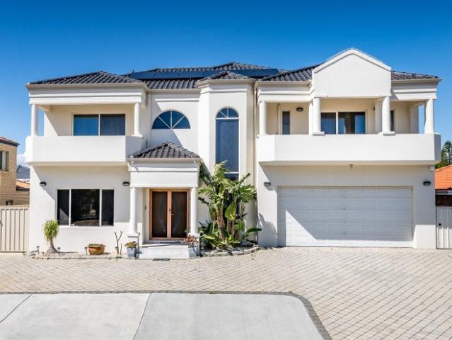 A GRAND RESIDENCE IN A BLUE CHIP LOCATION!