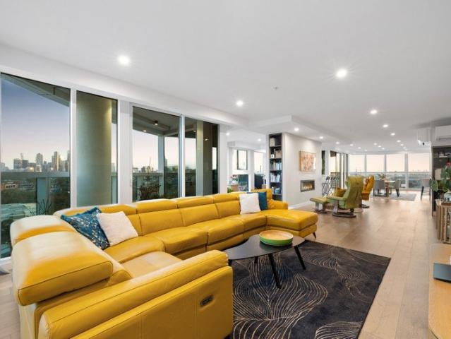 A grand scale North Melbourne sky residence