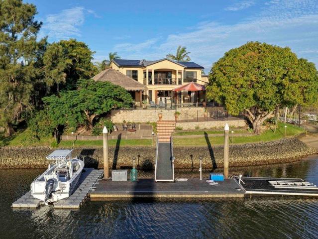 A Grand 1,249m2 Point Position Waterfront Property