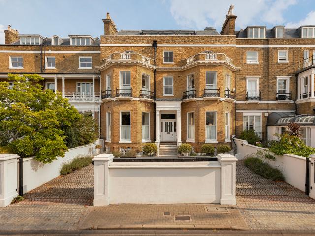 A Grade II Listed Georgian House with a 150ft Garden on Richmond Hill