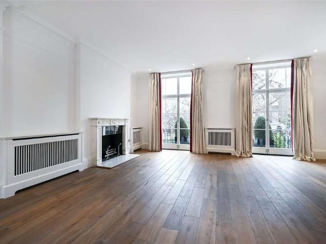 A Grade II listed late Georgian house situated centrally on the east side of Trevor Square, refurbished to a high standard throughout with generous entertaining space