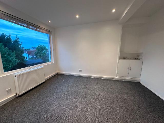 A Grasmead Avenue, Leigh On Sea SS9, 2 bed flat to rent, £1,300 pcm | PrimeLocation
