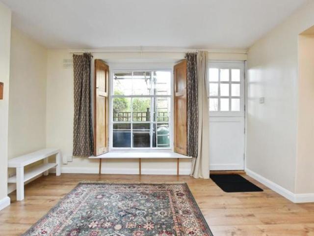 A great one bedroom garden flat in the sought after Southville area of Bristol, close to Wapping Wharf and its vibrant harbourside amenities. The property is presented in immaculate condition and is well suited to single occupants or couples