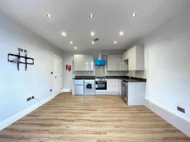 a Great Fully Furnished Luxury 2 Bed Flat