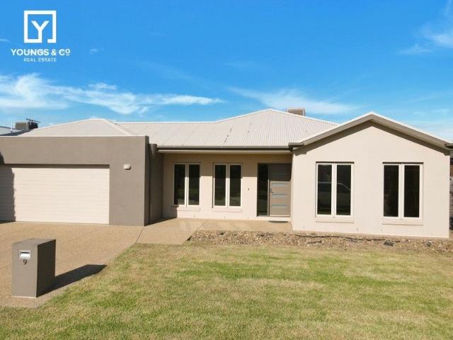 A Great Family Home 4 Bedrooms, 3 Living Areas Popular North Location