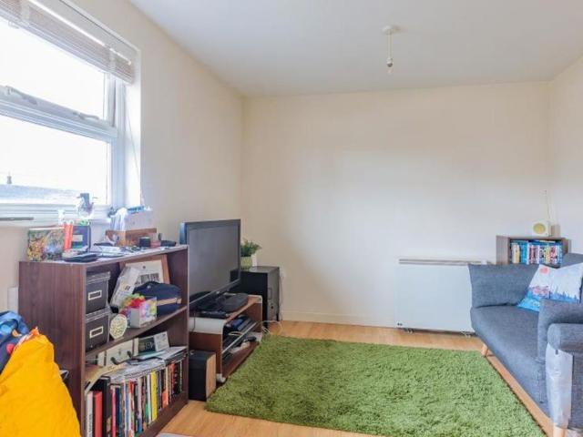 A great flat within a popular development, a short walk to the city centre and Temple Meads