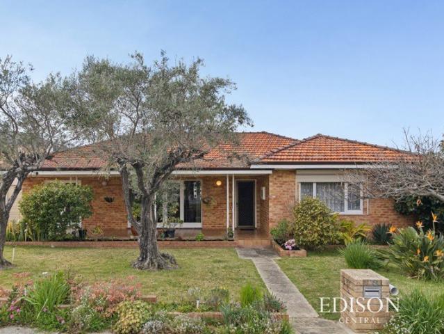 A GREAT LIFESTYLE + SUBDIVIDE AND PROSPER!