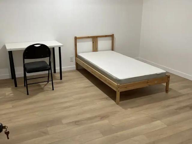 A spacious room for Rent, close to Southgate and century park LRT