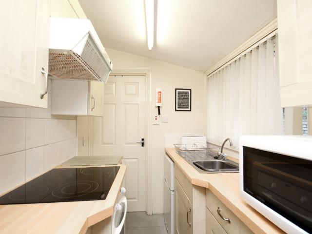 A ground floor apartment/studio flat close to Worcester City centre. To Let £575pcm