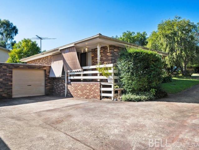 A Healesville Hideaway a Stroll from Town