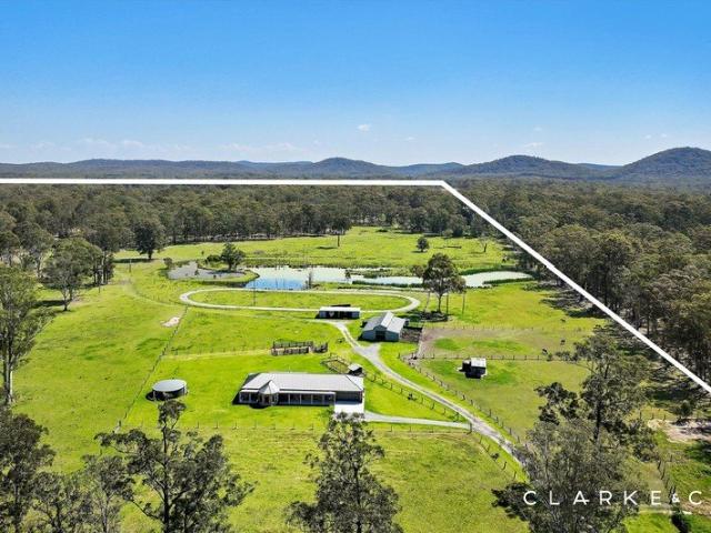 A HIGH CALIBRE RURAL ESCAPE WITH EXCEPTIONAL INFRASTRUCTURE!
