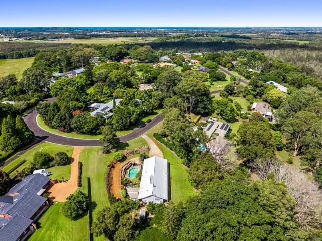 A Hidden Acreage Retreat Close to Shops and Beaches