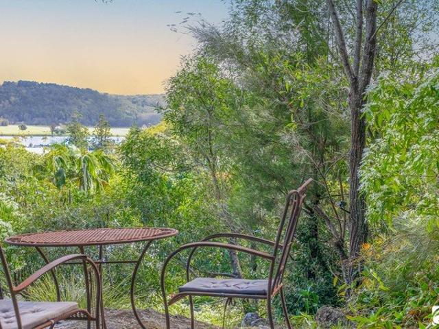 A Hidden Hillside Escape Above the Clarence