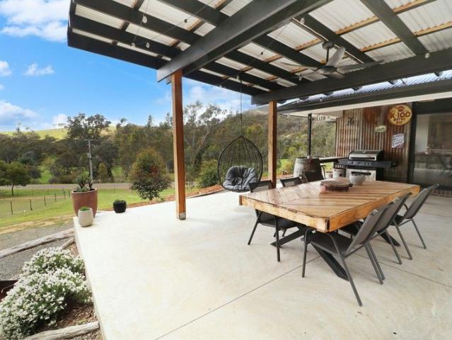 Escape to Space, Living near Lake Eildon