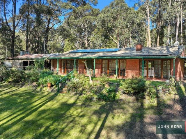 A Home Amongst the Gum Trees Just Minutes from Town