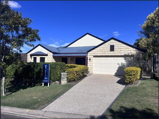 A Home with Character 4 bedrooms in Varsity Lakes!