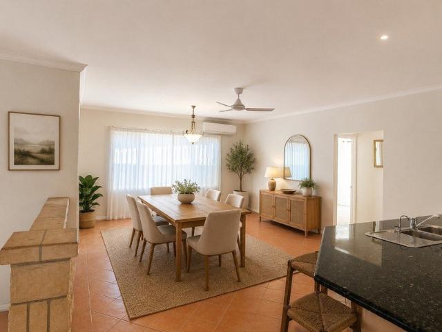 A Home with Character 4 bedrooms in Varsity Lakes!