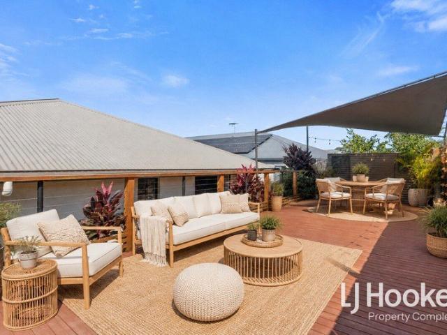 A Home to Fall in Love With Immaculate, Inviting & Move In Ready in Park Ridge