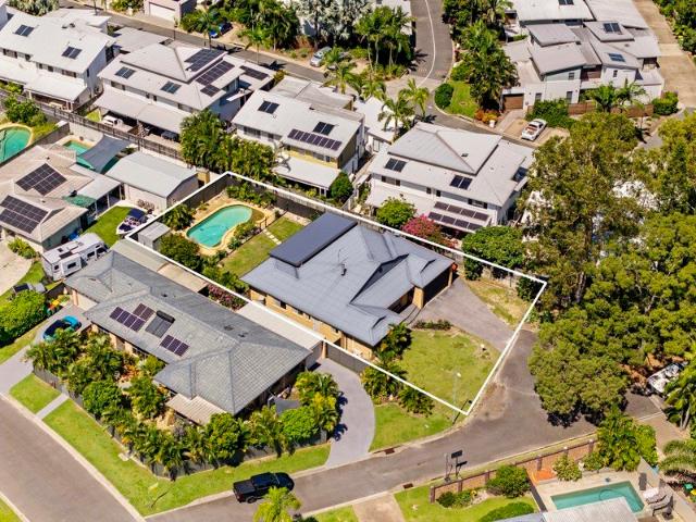 Must Be Sold! Burleigh Family Entertainer on a Huge Block