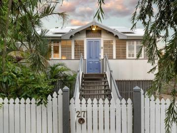 A HOME THAT CAPTURES YOUR HEART!