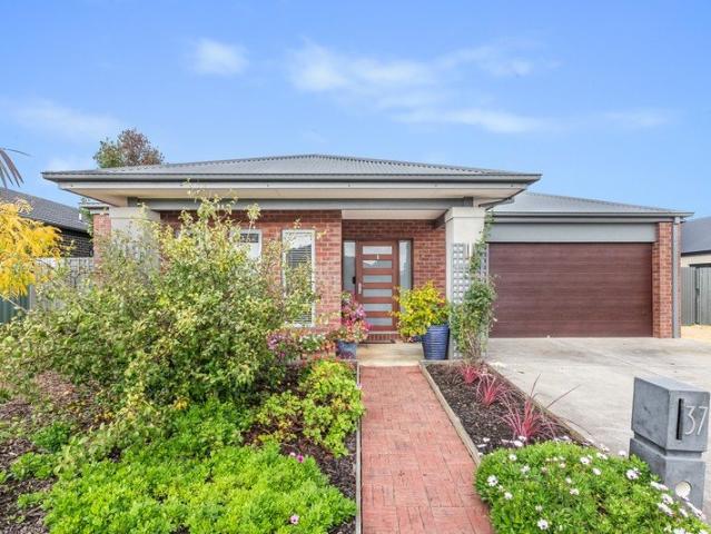 A Home That Delivers on Space, Style and Convenience