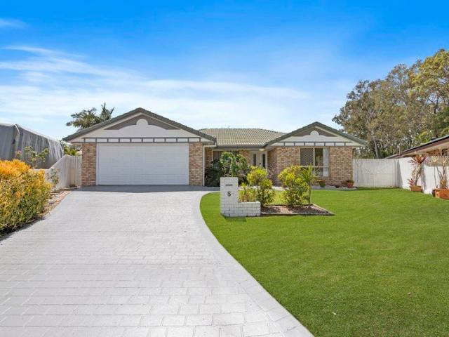 A home that has been loved Private Wellington Point living!