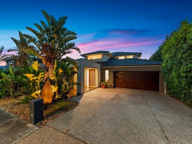 A HOME THAT HITS THE HIGH NOTES ELTON STYLE
