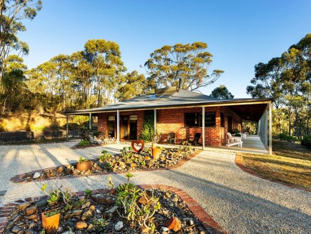 A Home That Knows Its Place in the Landscape