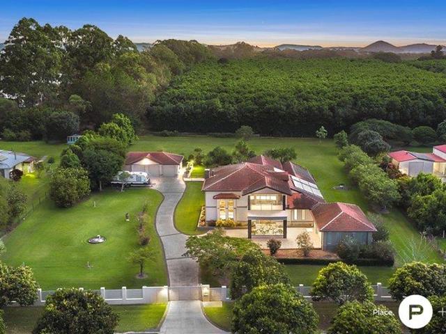 A home unlike the rest! Vaulted ceilings, pool, an expansive 5545m2