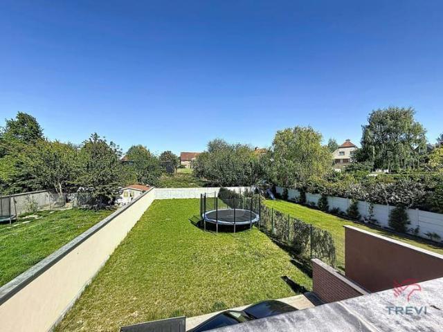 A house 3 fronts with 4 bedrooms and garden