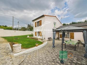 À Iteuil, aux portes de Poitiers: belle maison en pierres rénovée avec goût. 4 chambres, véranda, garage et jardin de 1 200 m²