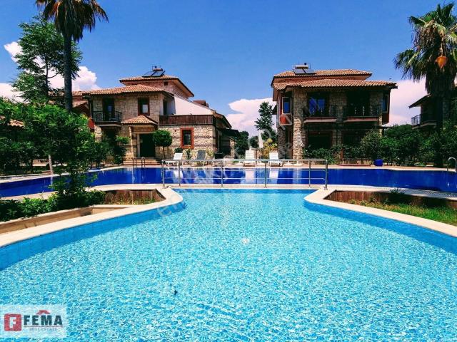 Açık Havuzlu Otantik Sitede Full Eşyalı 2+1 Kiralık Villa For
