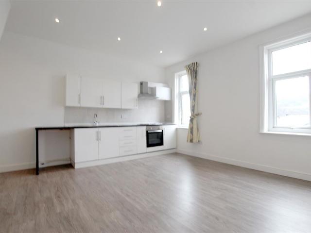 A Keighley Road, Bingley, West Yorkshire BD16, 3 bed flat to rent, £750 pcm | PrimeLocation