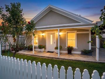A King Valley Escape With Storybook Charm!