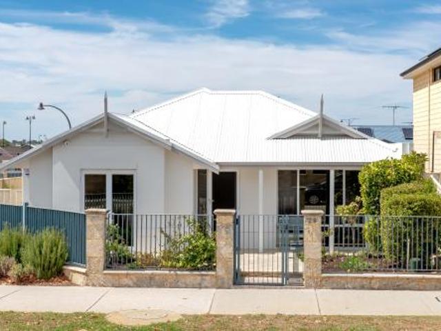A Kitchen Made for Cooking, an Alfresco Made for Staying