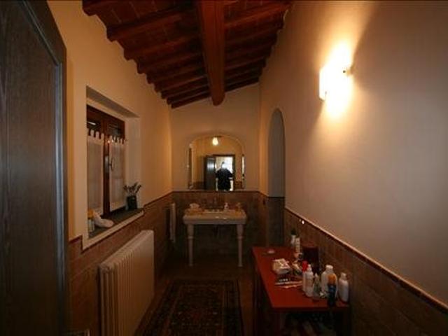 A Lucignano, in posizione collinare e panoramica, proponiamo. 400m² Lucignano