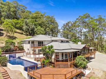 A Luxurious Acreage Estate Offering Unrivalled Elegance and Serenity