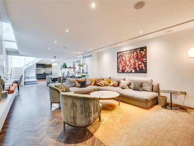 A luxurious and architecturally impressive four bedroom, four bathroom, fully serviced house with outstanding light, three bathrooms and private courtyard. Tenancy Length Minimum 12 months EPC rating C | Council Tax Band H