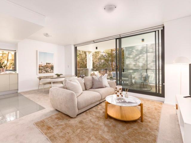 A Luxurious Beachside Haven In The Landmark Coast Apartments, 350m To The Surf, Spacious 68sqm Apartment