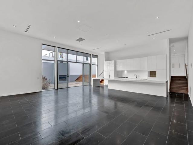 A Luxurious Family Oasis in a Tranquil Kew Location! Land Size 590 sqm