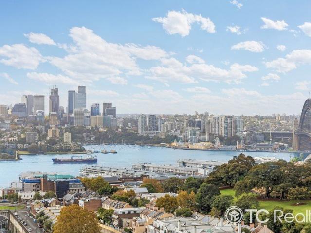 A Luxurious Residence with Magnificent Harbour Bridge Views in Barangaroo