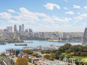A Luxurious Residence with Magnificent Harbour Bridge Views in Barangaroo