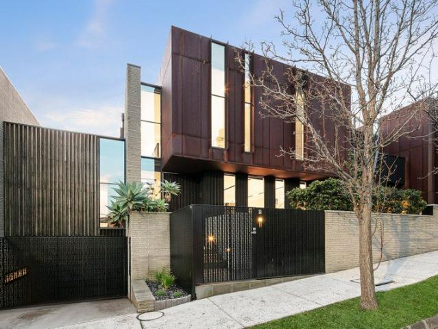 A Luxurious Studley Park Architectural Masterpiece