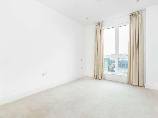 A luxury 3 bedroom apartment on the third floor in Teddington Riverside